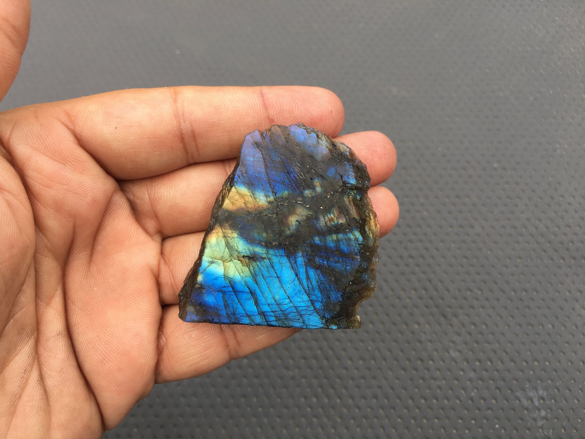 Magnificent quality 1 Piece Specimen Raw Natural Labradorite Gemstone,Blue Flash Specimen Rough Size 47x52 MM Garden stone Specimen Rough